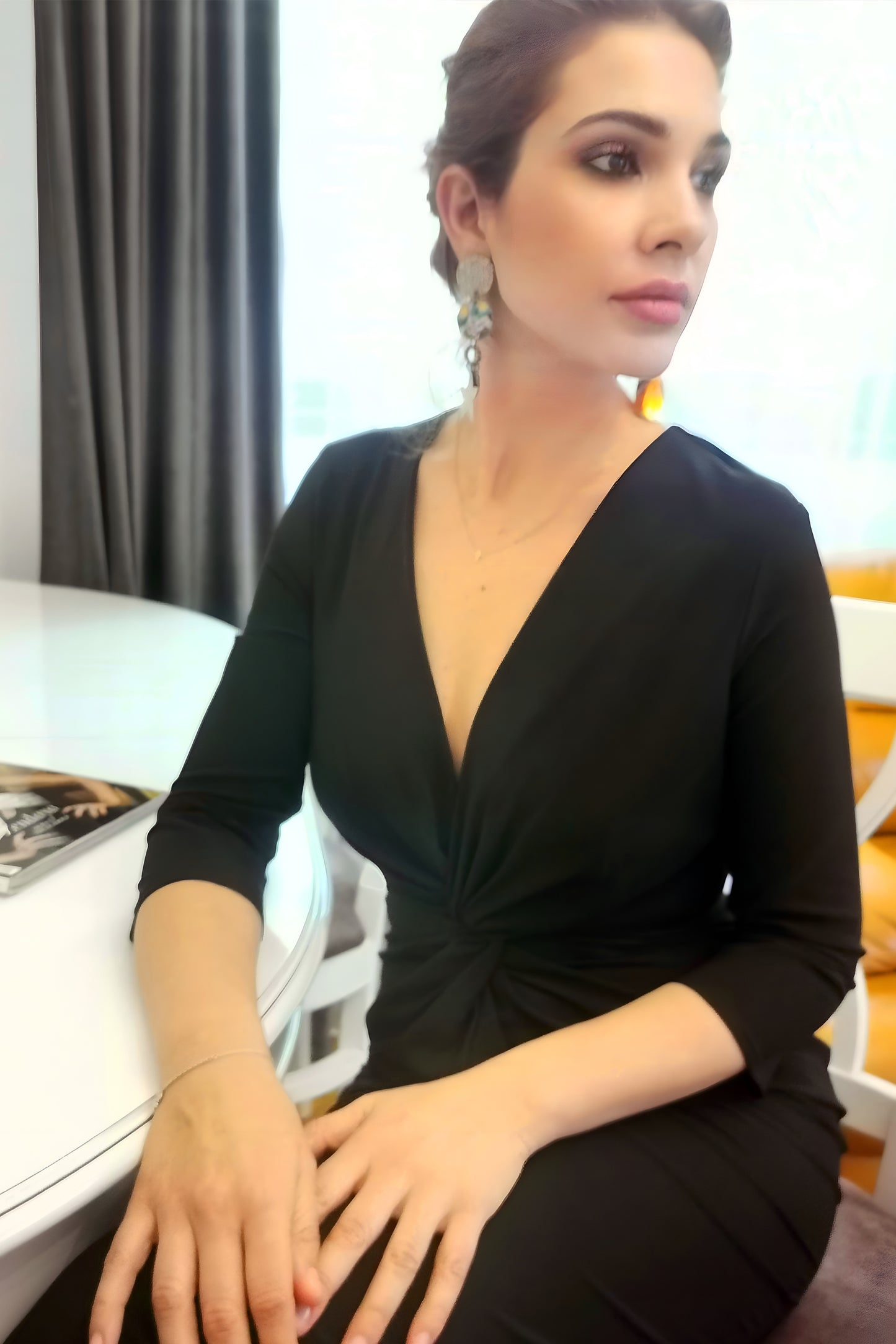 Graceful Elegance: Knotted black Dress