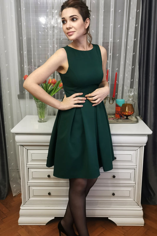Green Perfection: Dress with Delightful Details and Handy Pockets